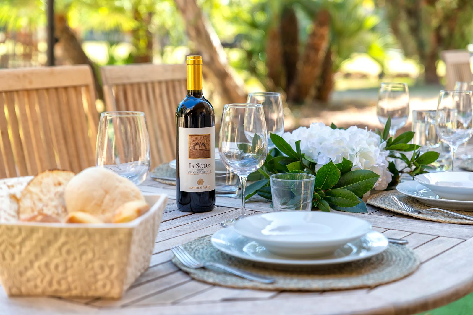 La tavola apparecchiata all'aperto nel giardino