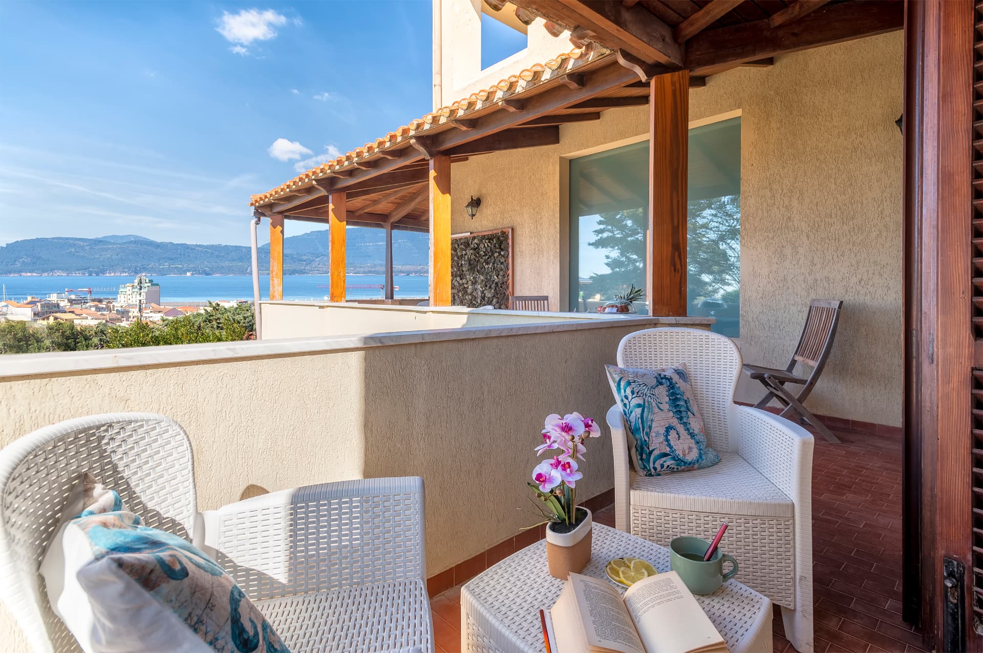 La terrazza coperta con vista sulla baia di Alghero