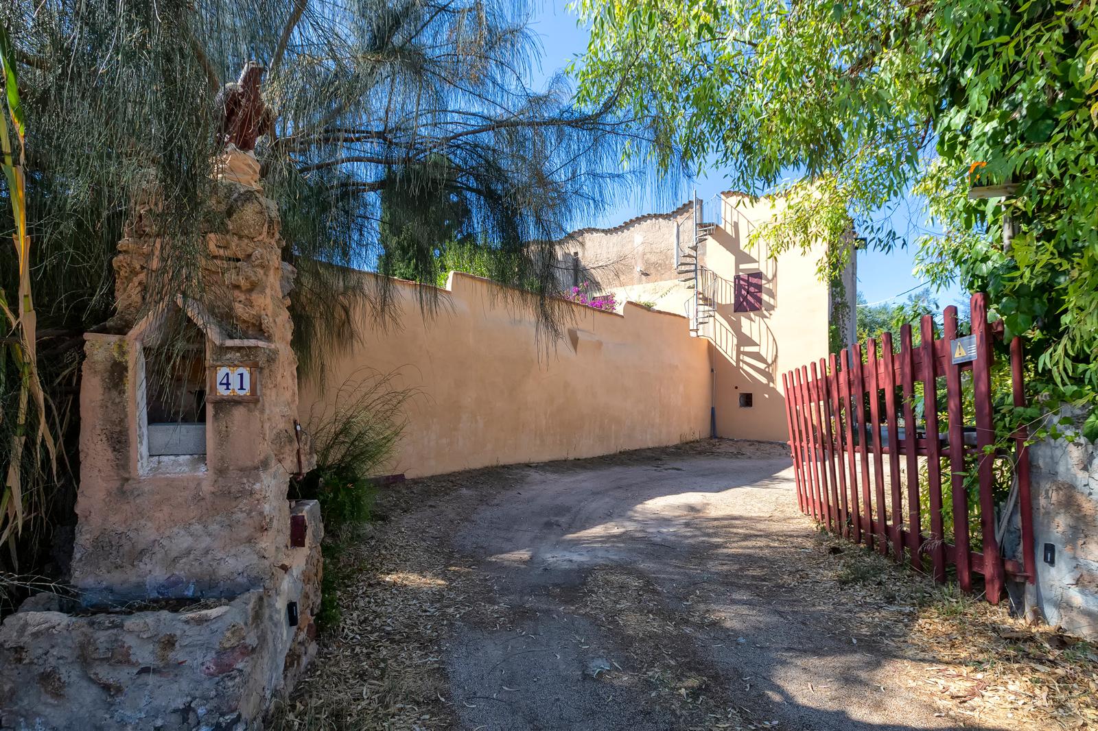 L'ingresso di Villa del Conte con il cancello e il vialetto