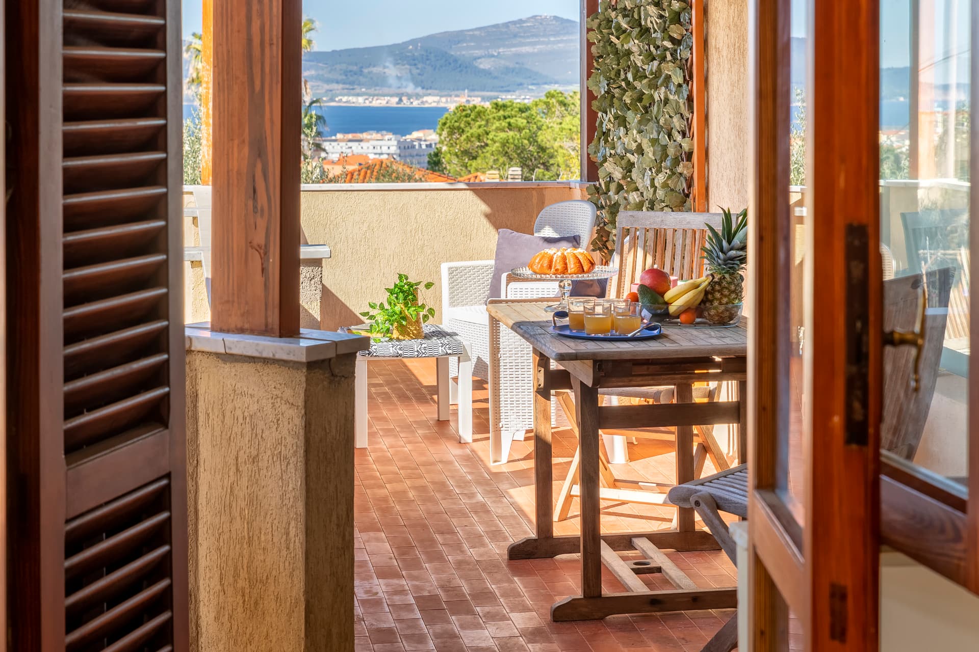 Il tavolo della terrazza apparecchiato per la colazione