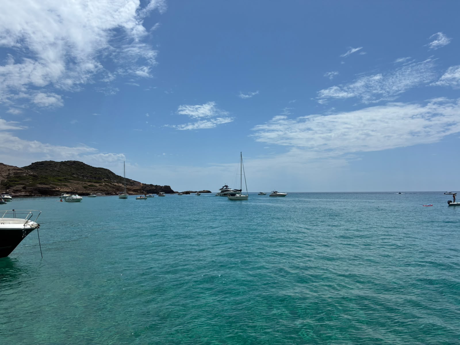 La costa di Alghero vista dal mare durante un tour in barca