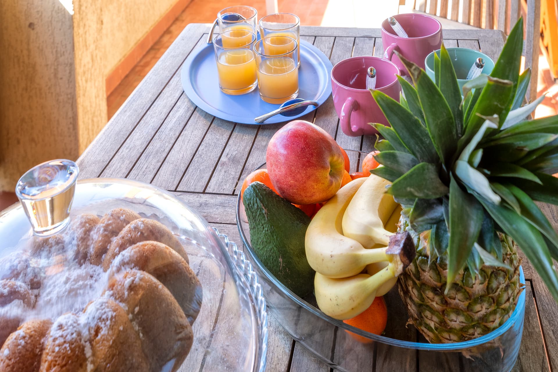 Frutta fresca e dolce preparati per la colazione in terrazza