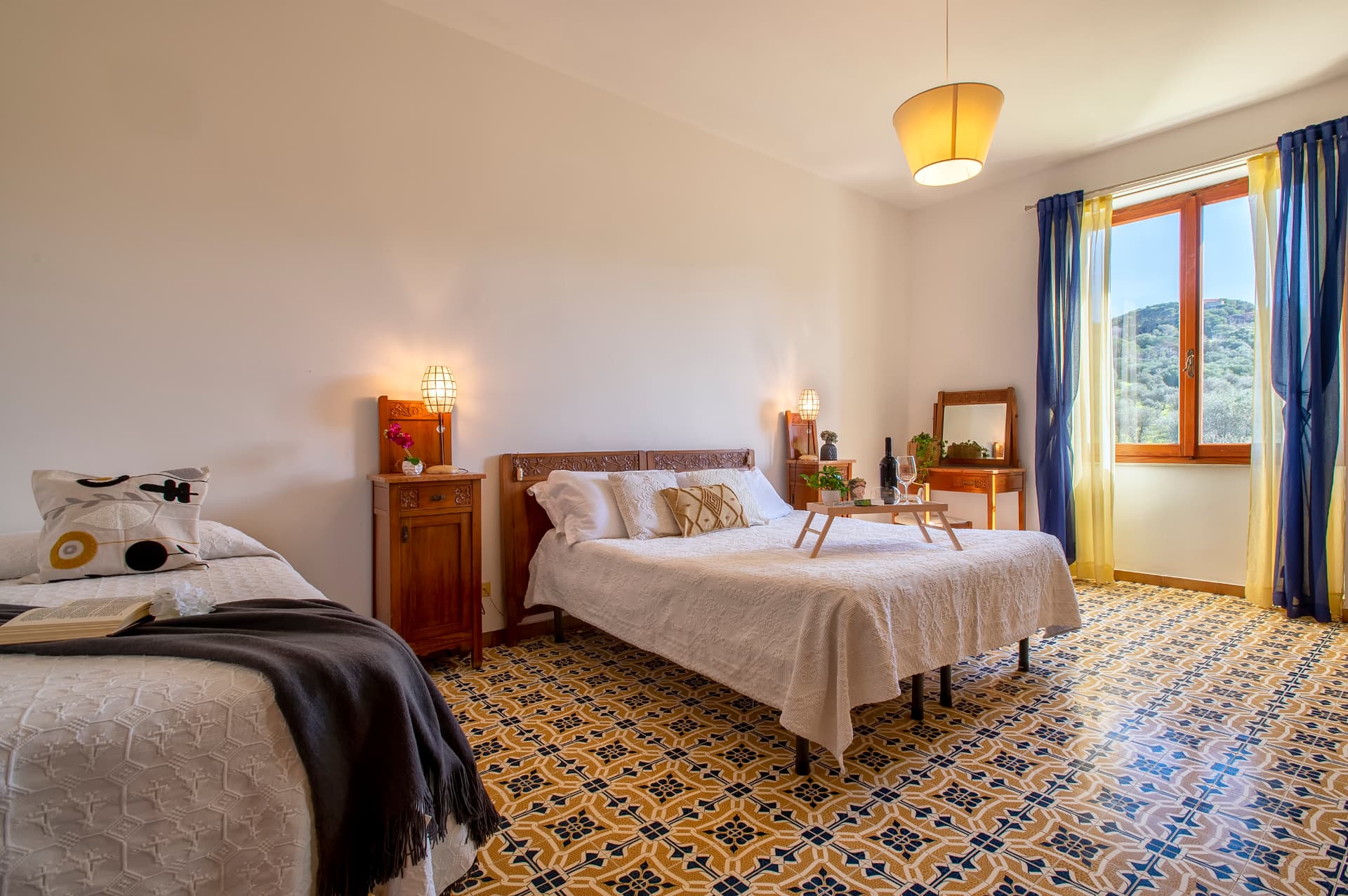 La camera spaziosa di Villa Contessa con letto matrimoniale e letto singolo