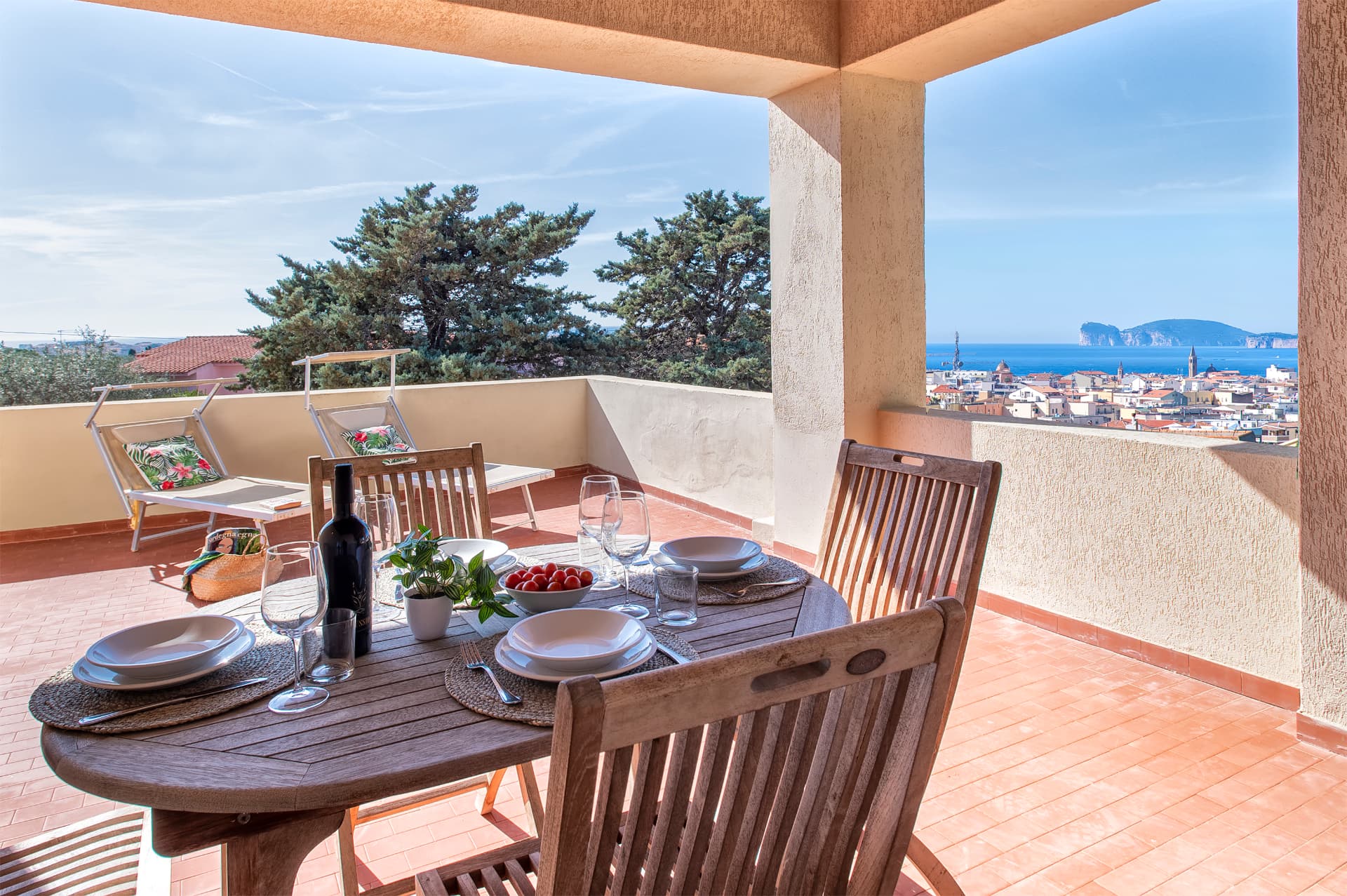 Il pranzo in terrazza affacciato sul mare e su Capo Caccia