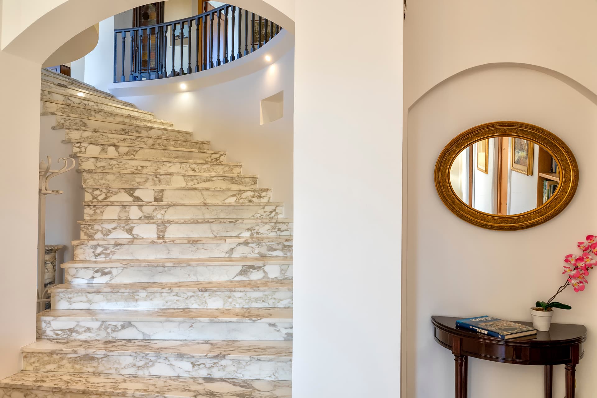 La scala in marmo che collega i due livelli di Villa Contessa