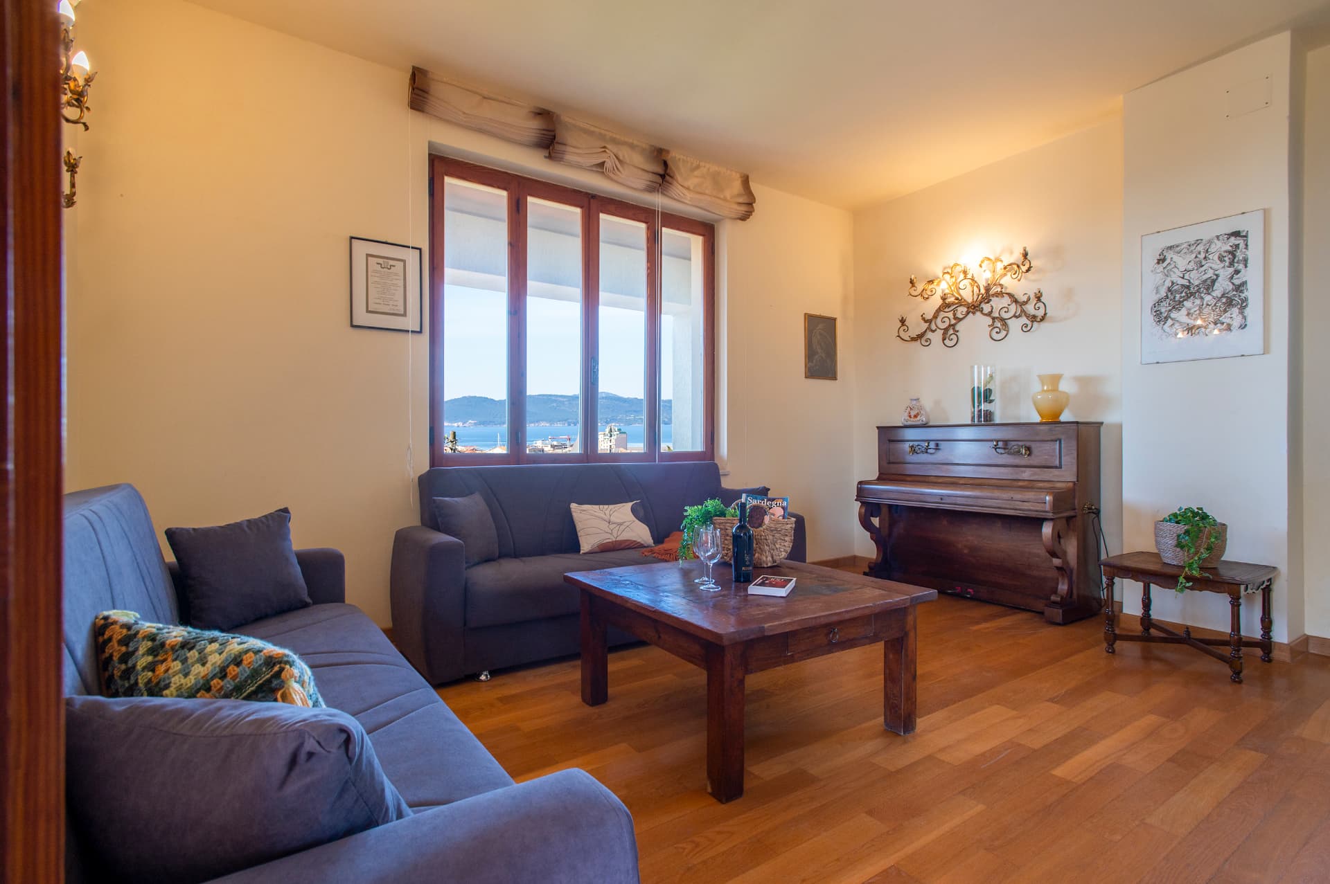 Il salotto di Villa Contessa con pianoforte e vista mare