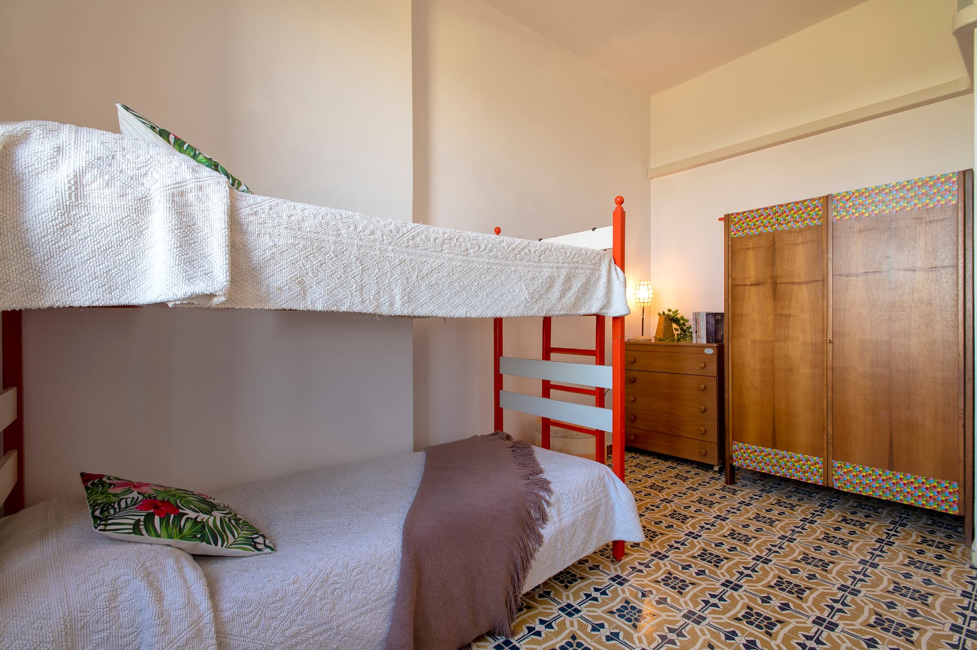 Il letto a castello e gli arredi in legno della camera