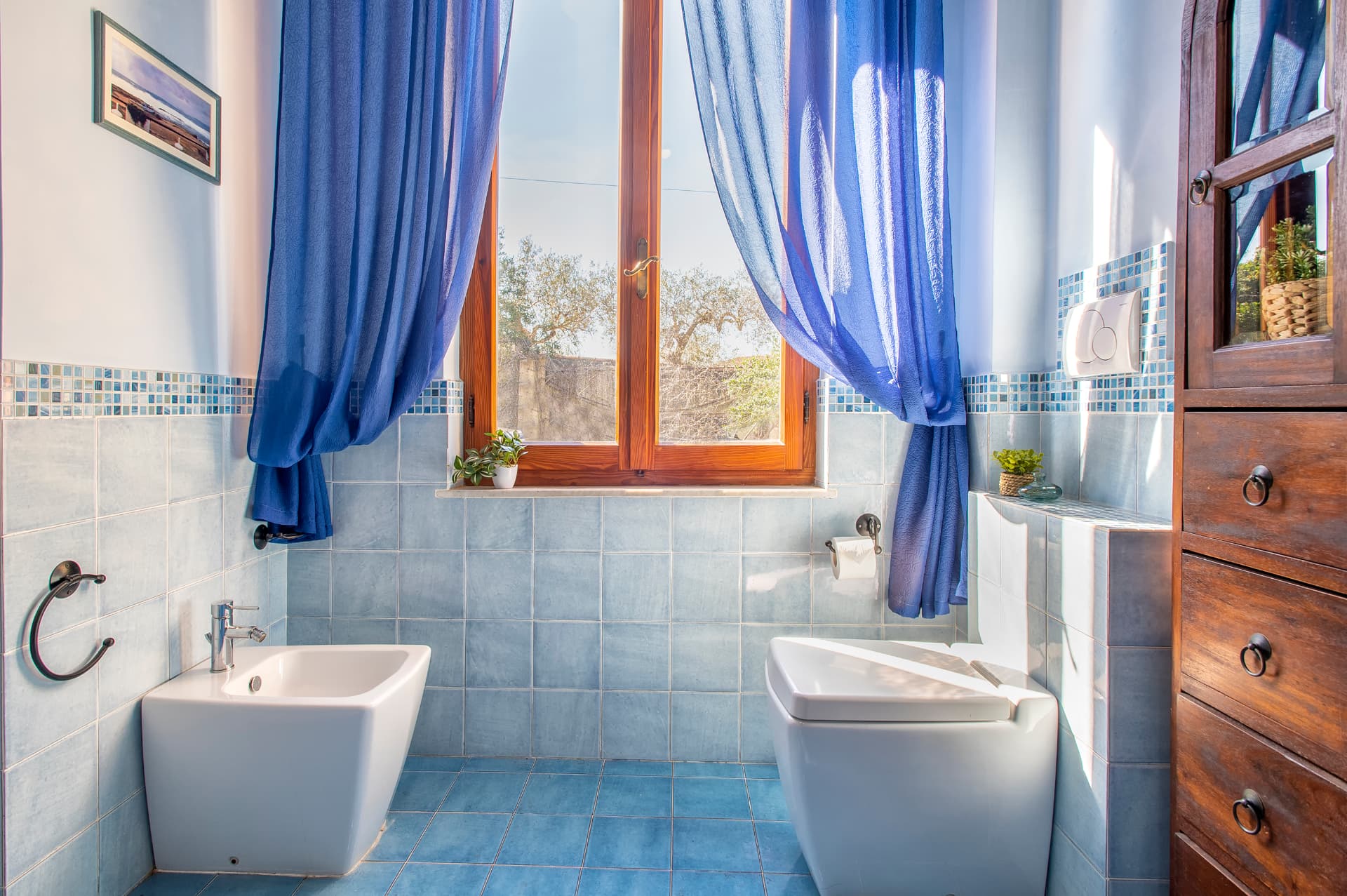 Il bagno di Villa Contessa illuminato dalla finestra