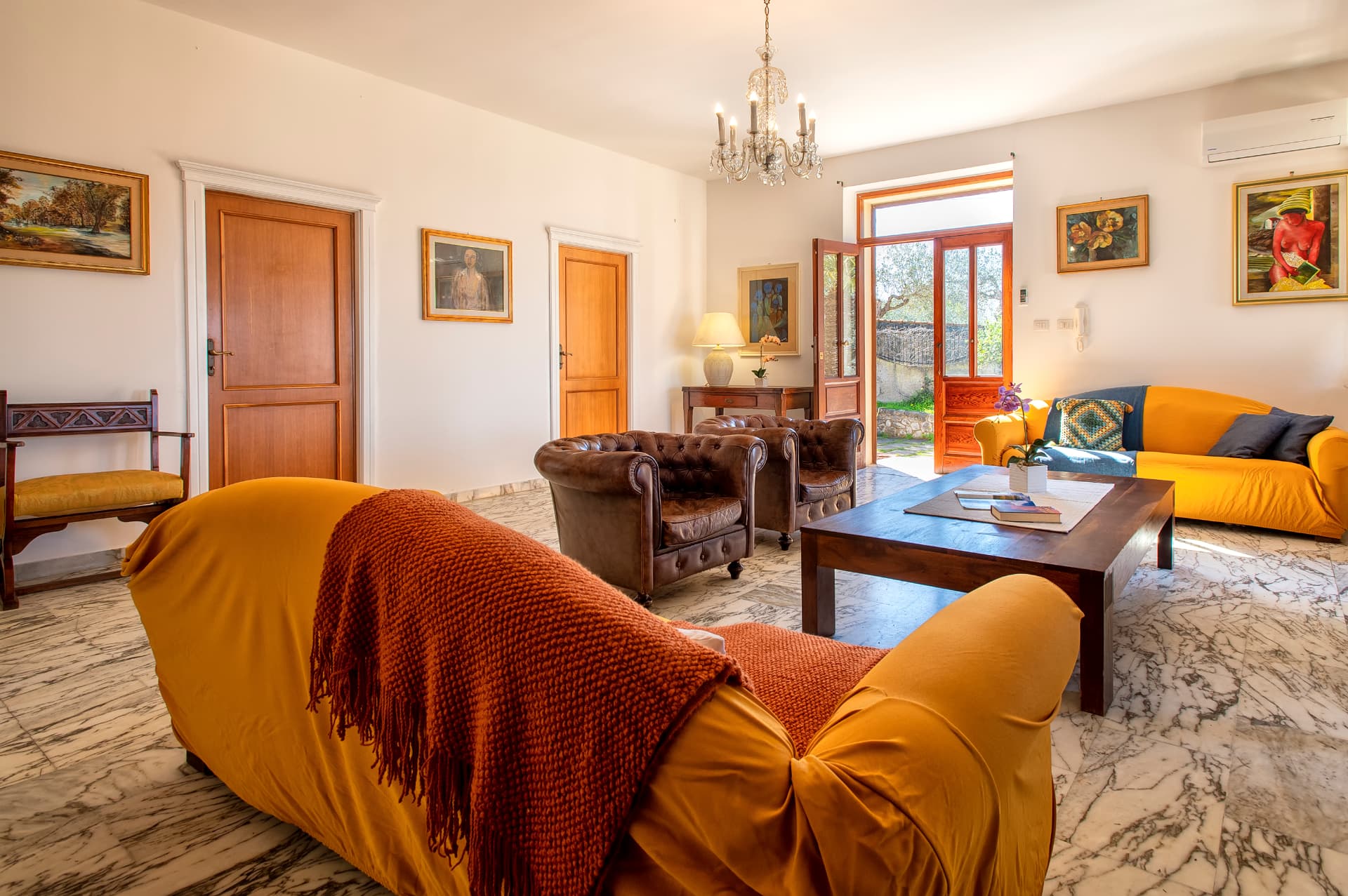 Il grande soggiorno di Villa Contessa con divani e poltrone in pelle