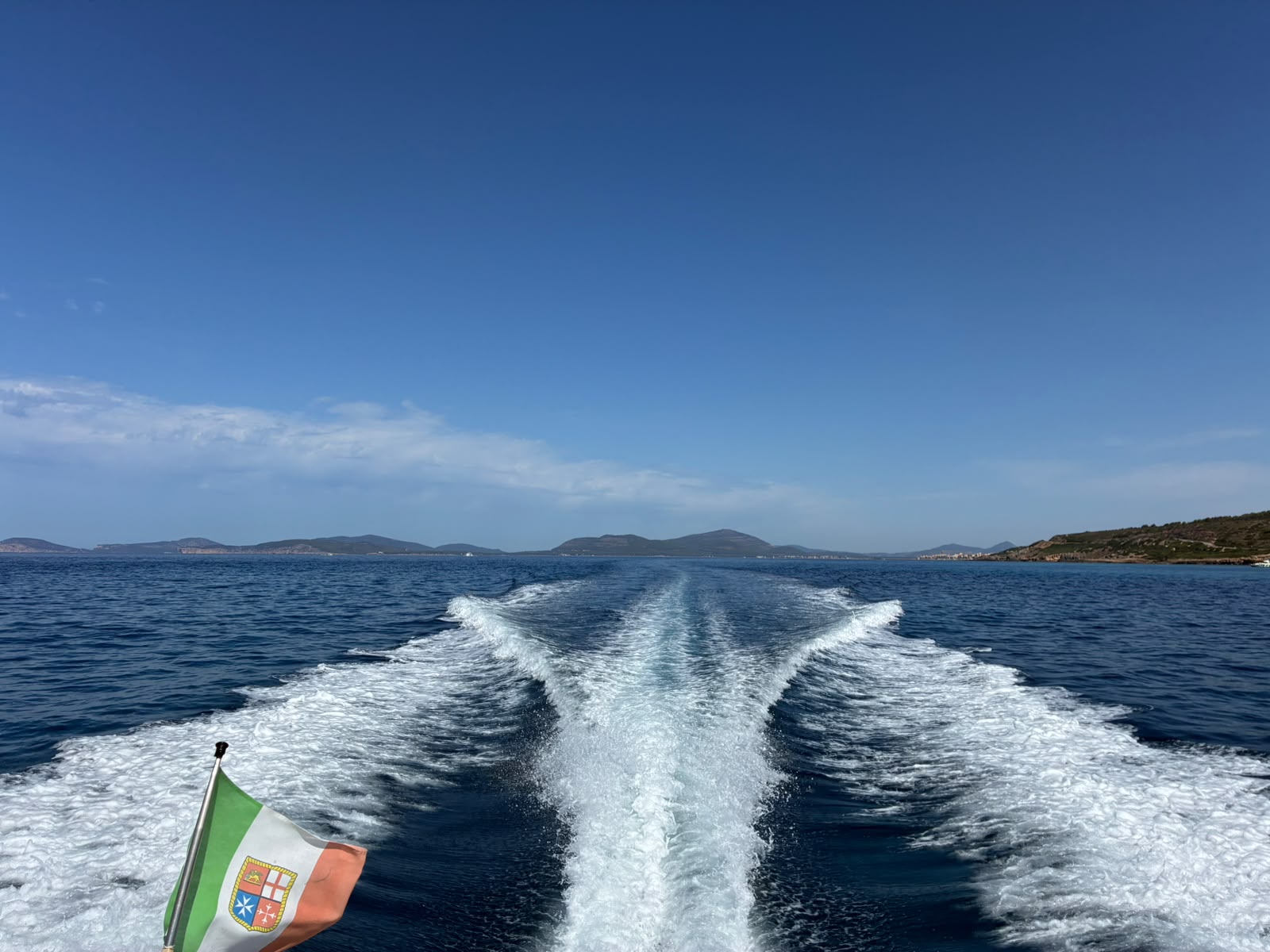 Momento di relax in barca davanti al mare di Alghero