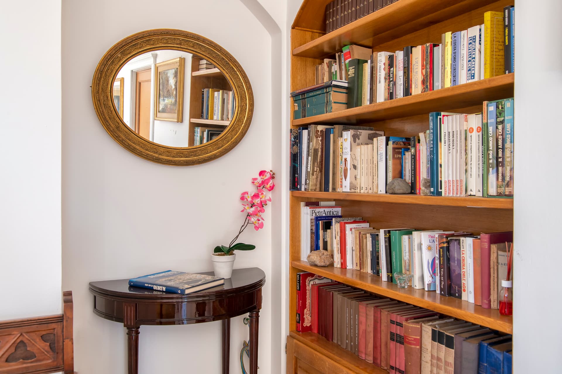 La libreria e l’angolo lettura di Villa Contessa