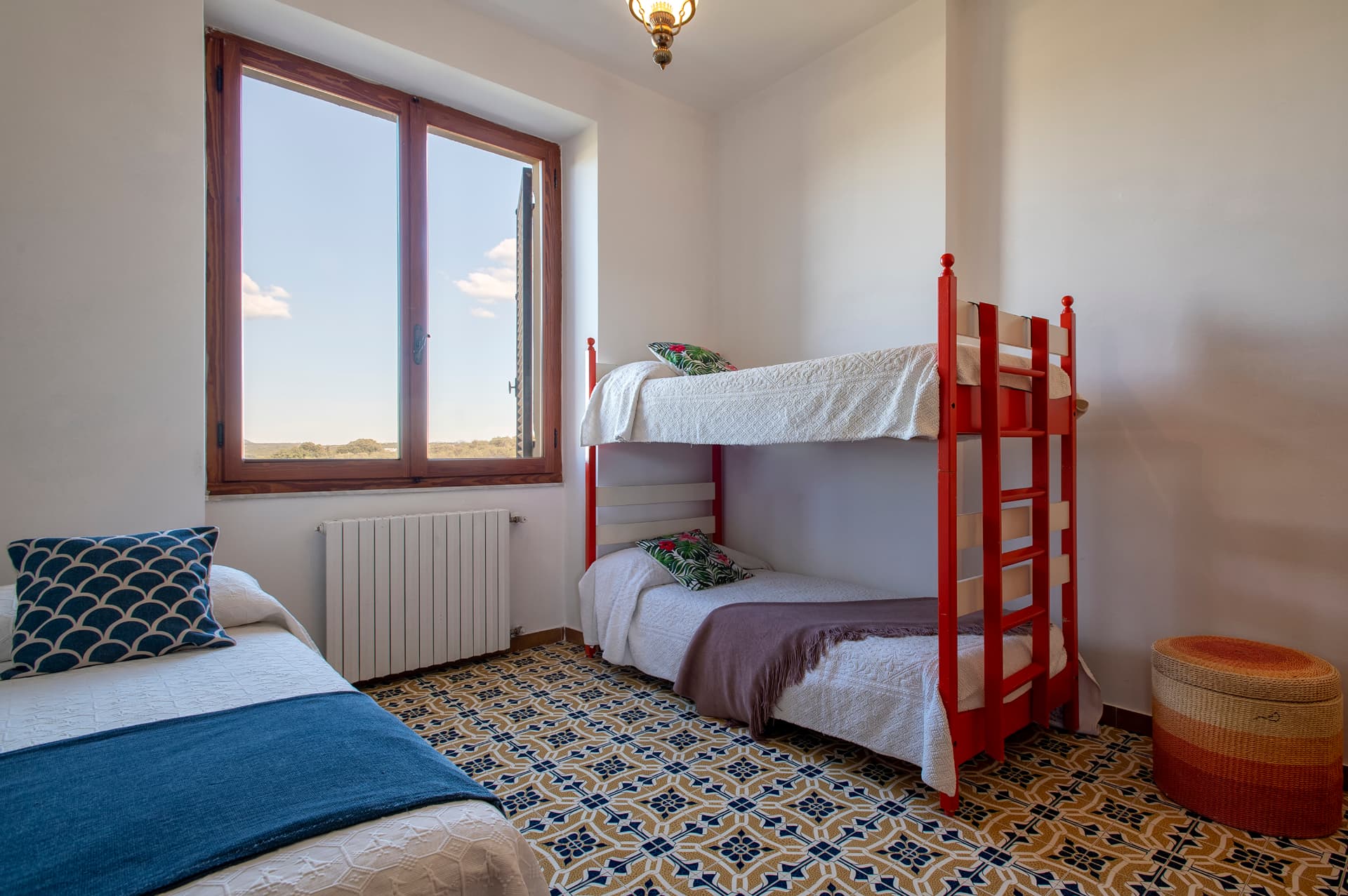 La camera con letto singolo e letto a castello rosso
