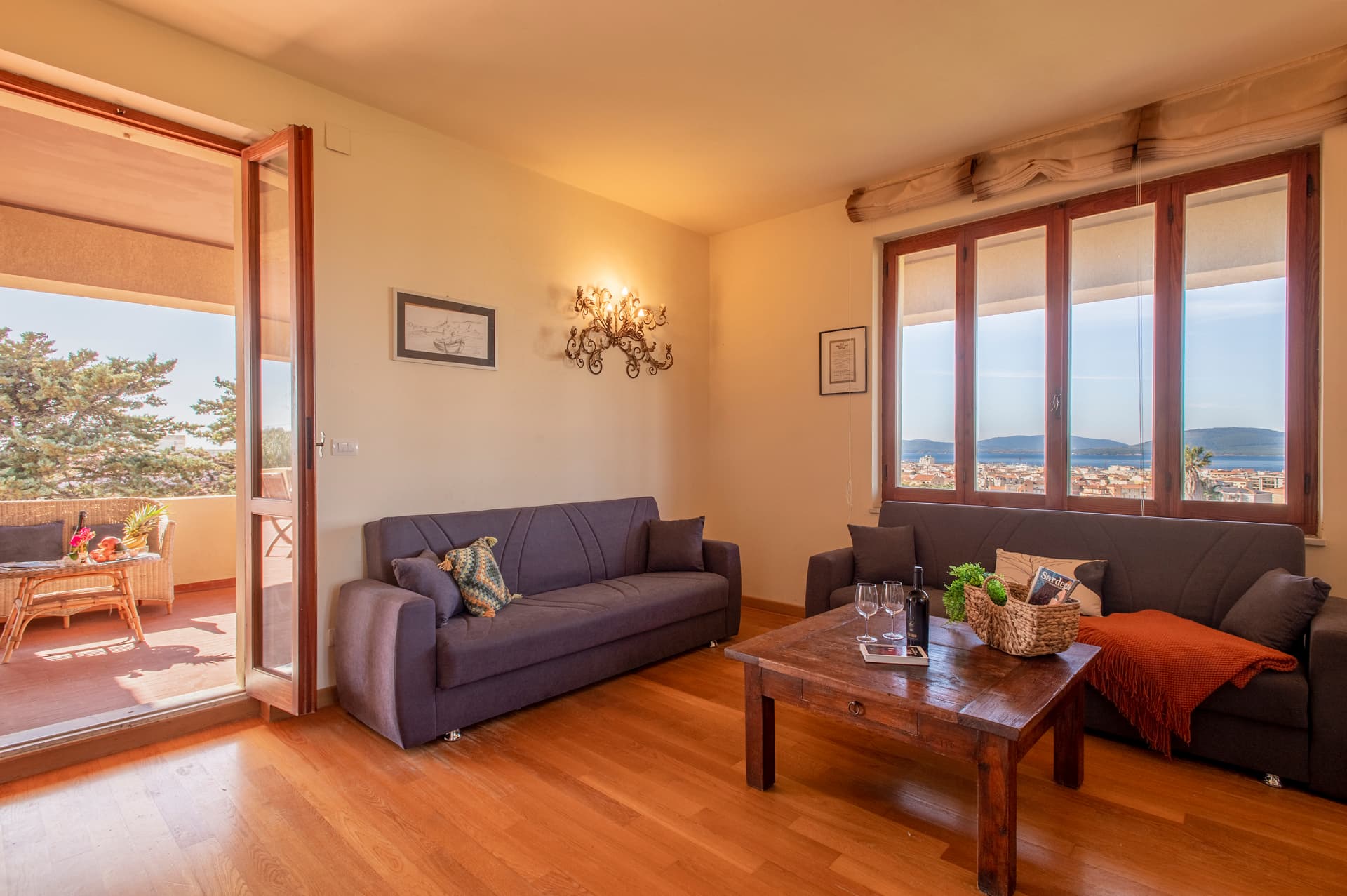 La zona living superiore affacciata sulla terrazza e sul mare