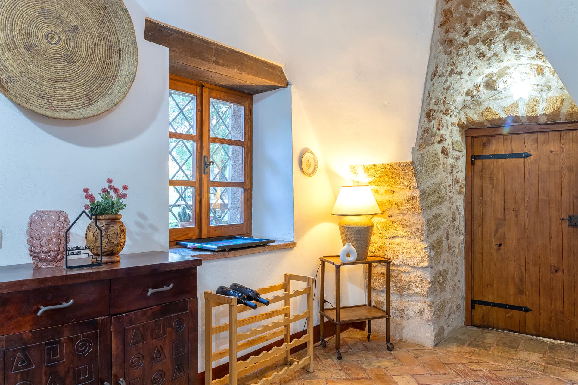 Un angolo del soggiorno di Villa del Conte con pietra a vista