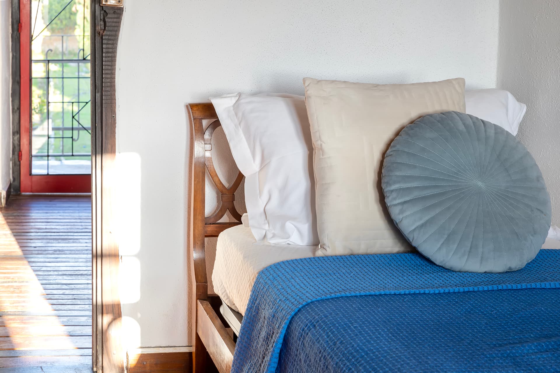 Dettaglio di un letto con luce naturale