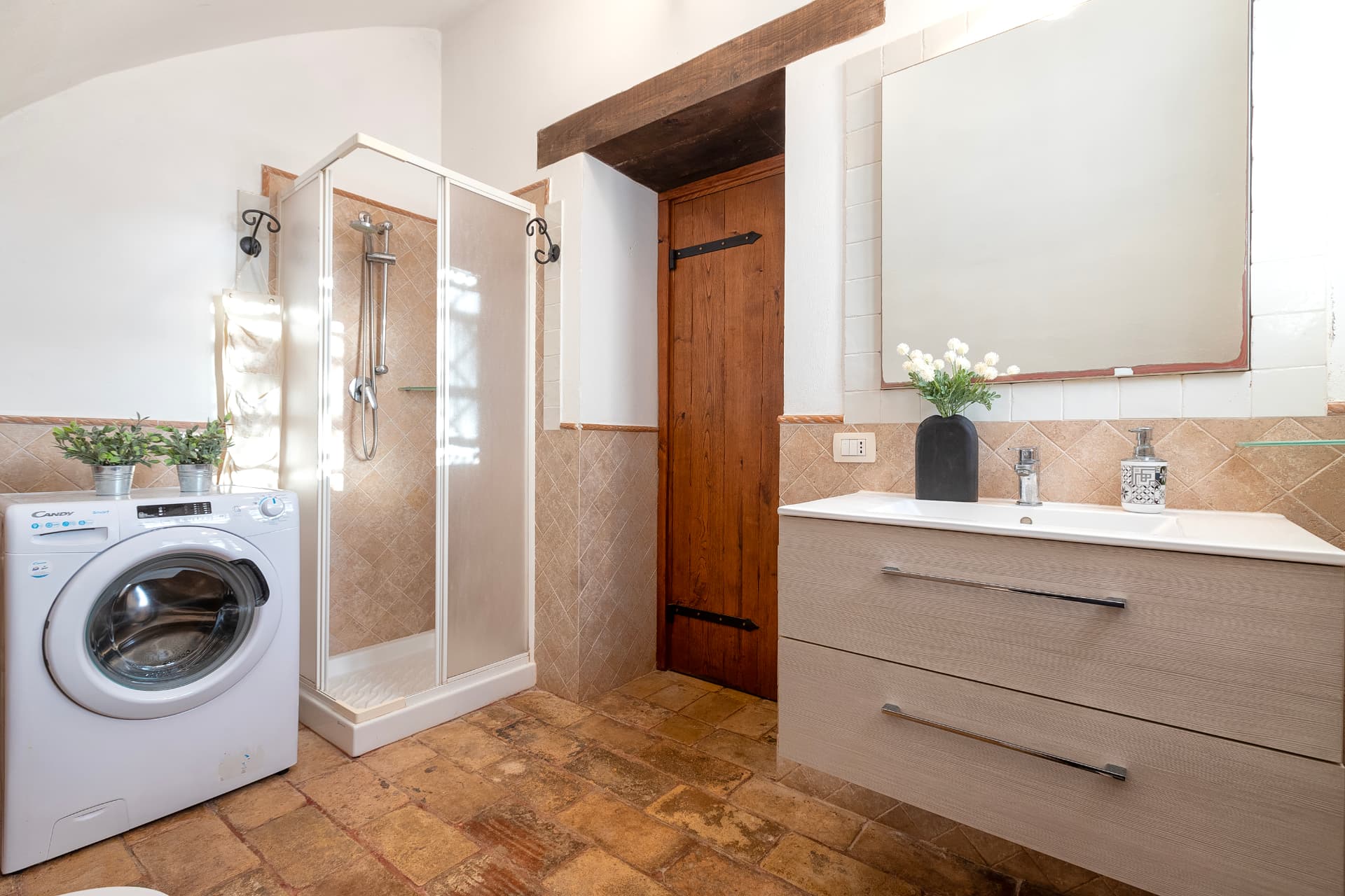 Bagno con doccia e grande specchio