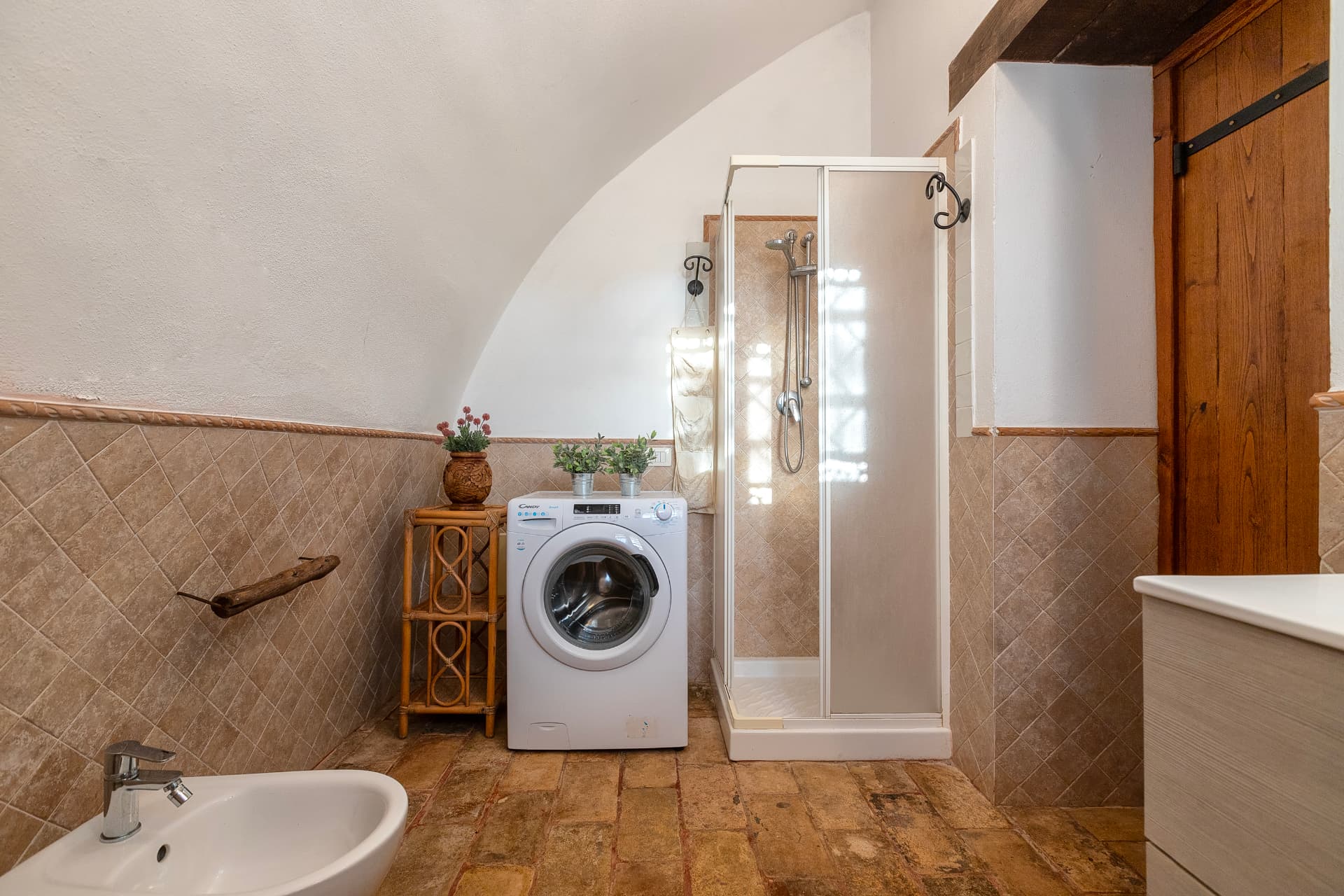 Bagno con doccia, lavabo e lavatrice
