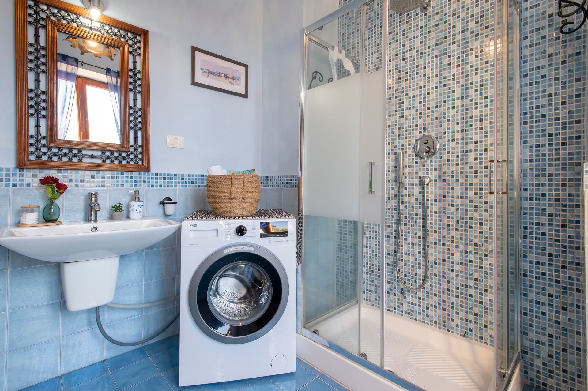Il bagno con doccia e lavatrice di Villa Contessa