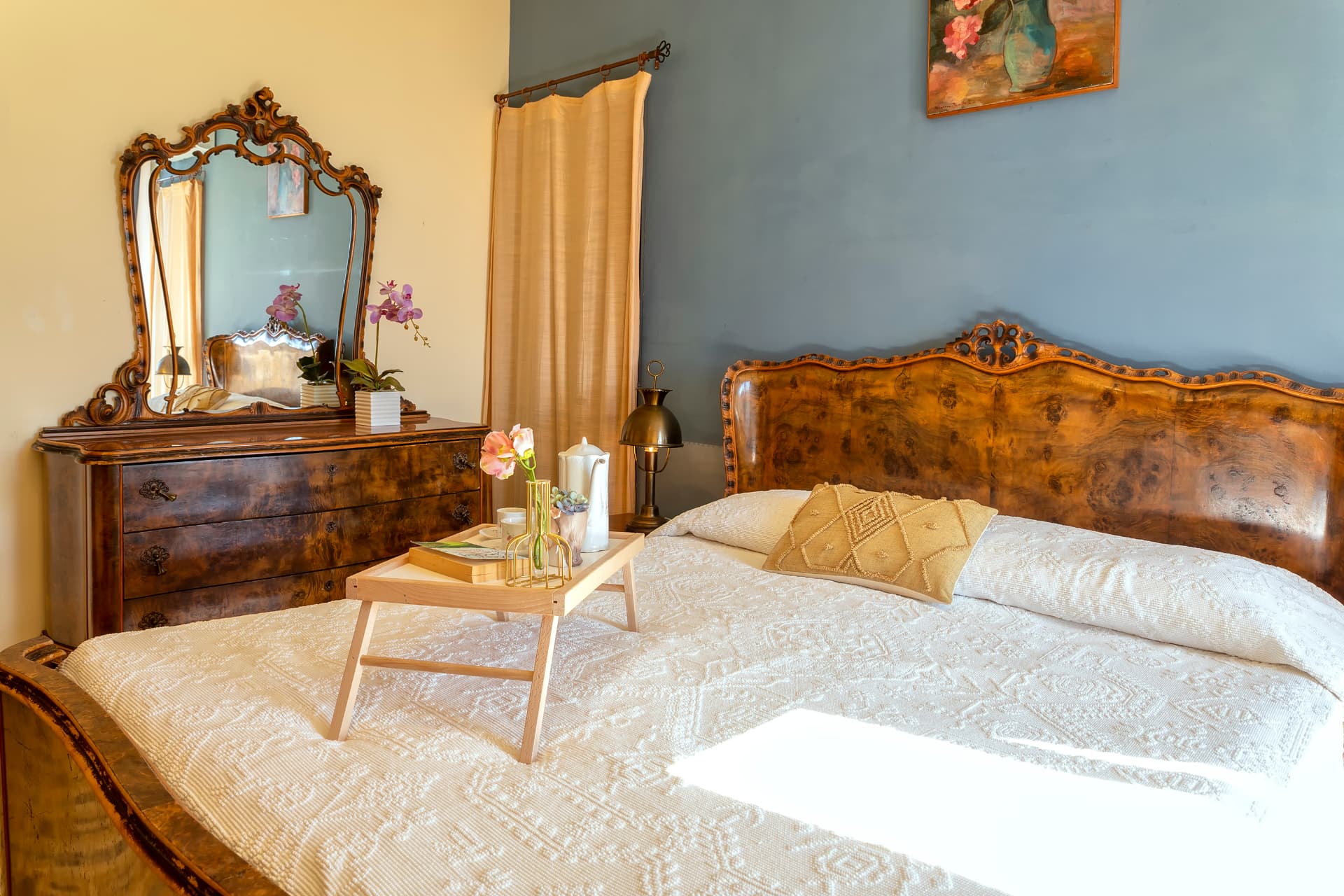 Il letto matrimoniale e la cassettiera con specchio