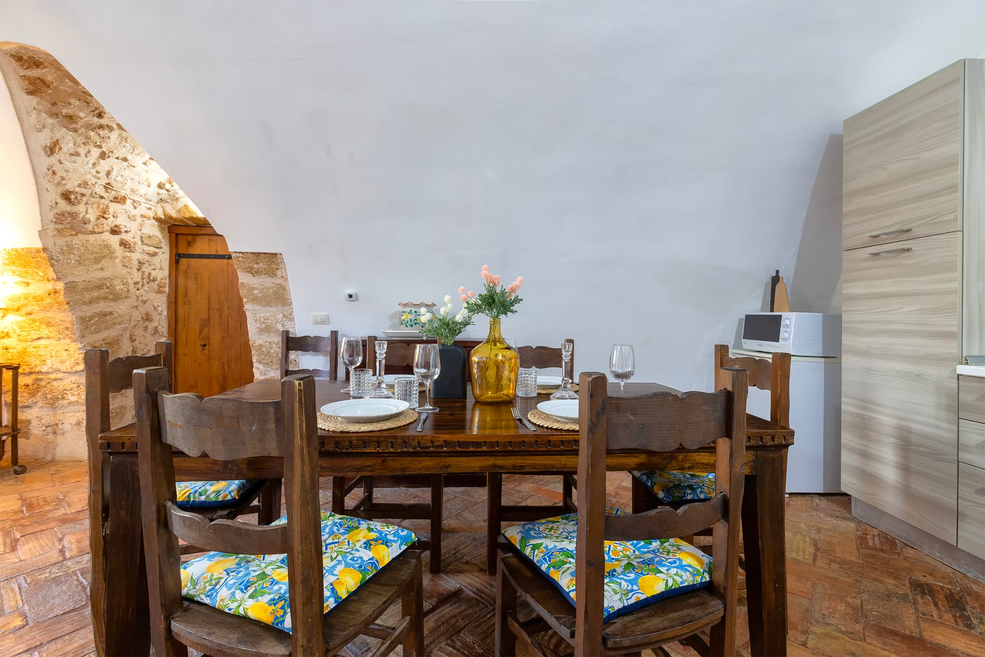 La sala da pranzo di Villa del Conte apparecchiata