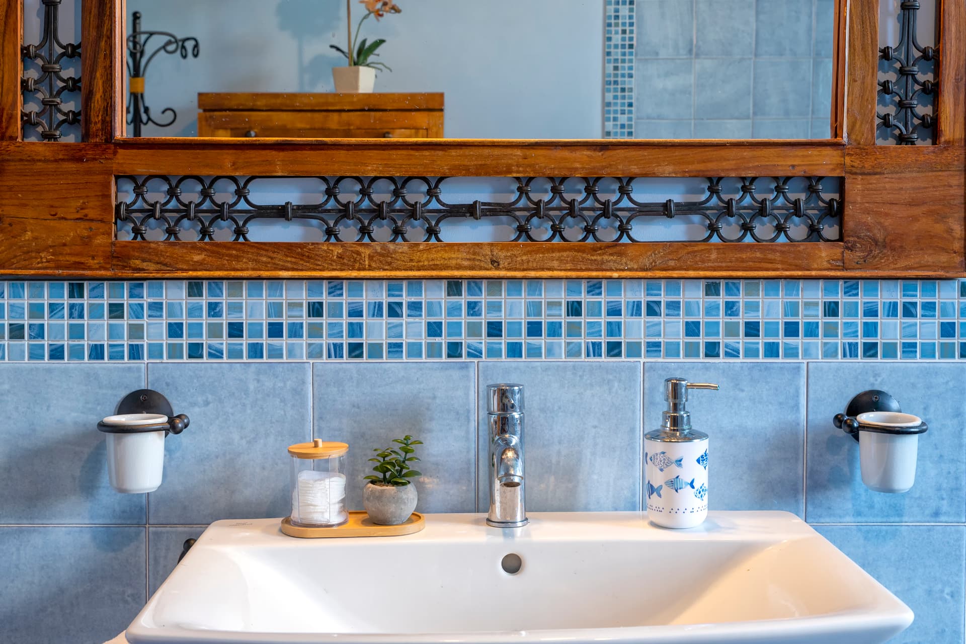 Il dettaglio del lavabo e delle piastrelle azzurre