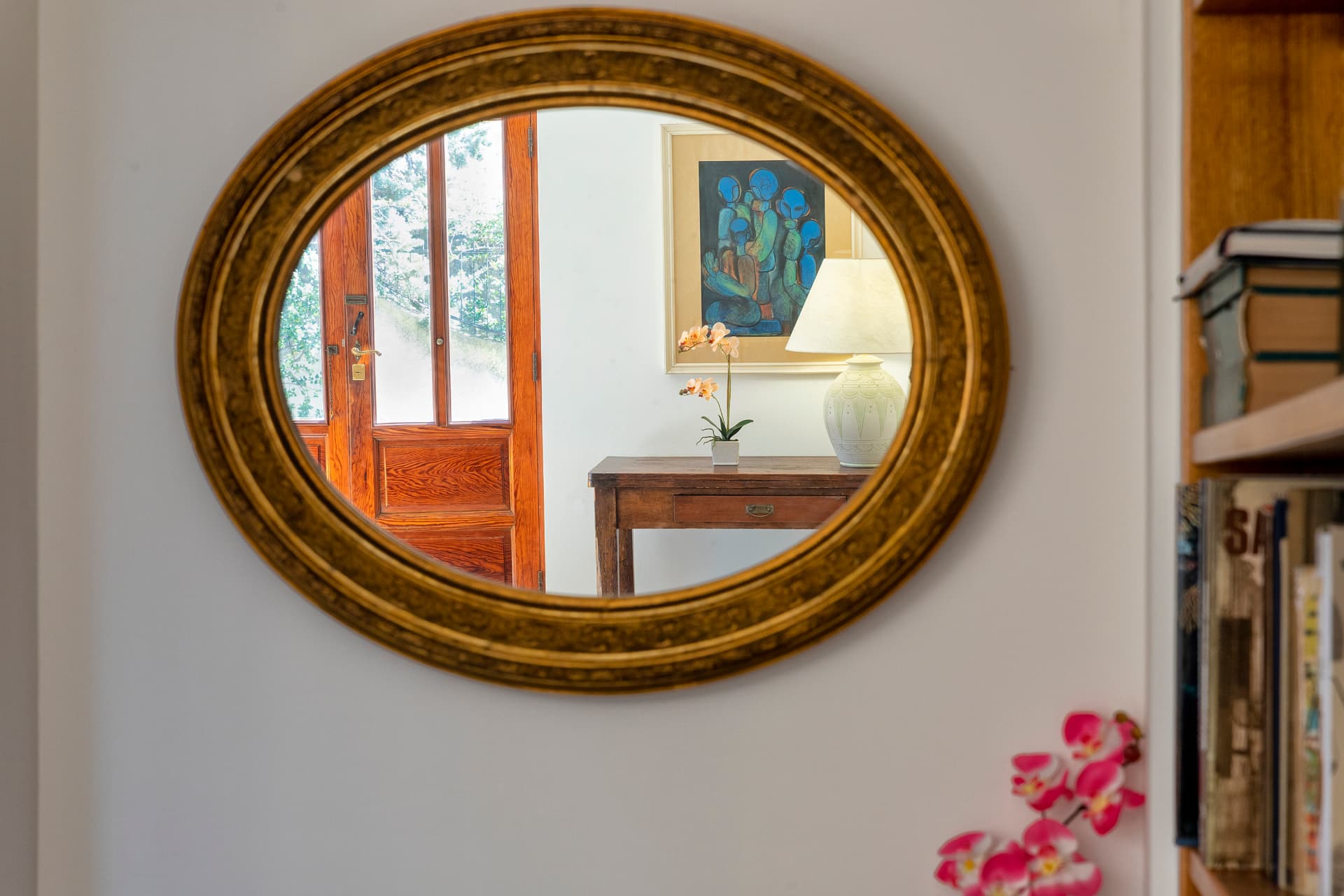 Il dettaglio dello specchio che riflette l’ingresso di Villa Contessa