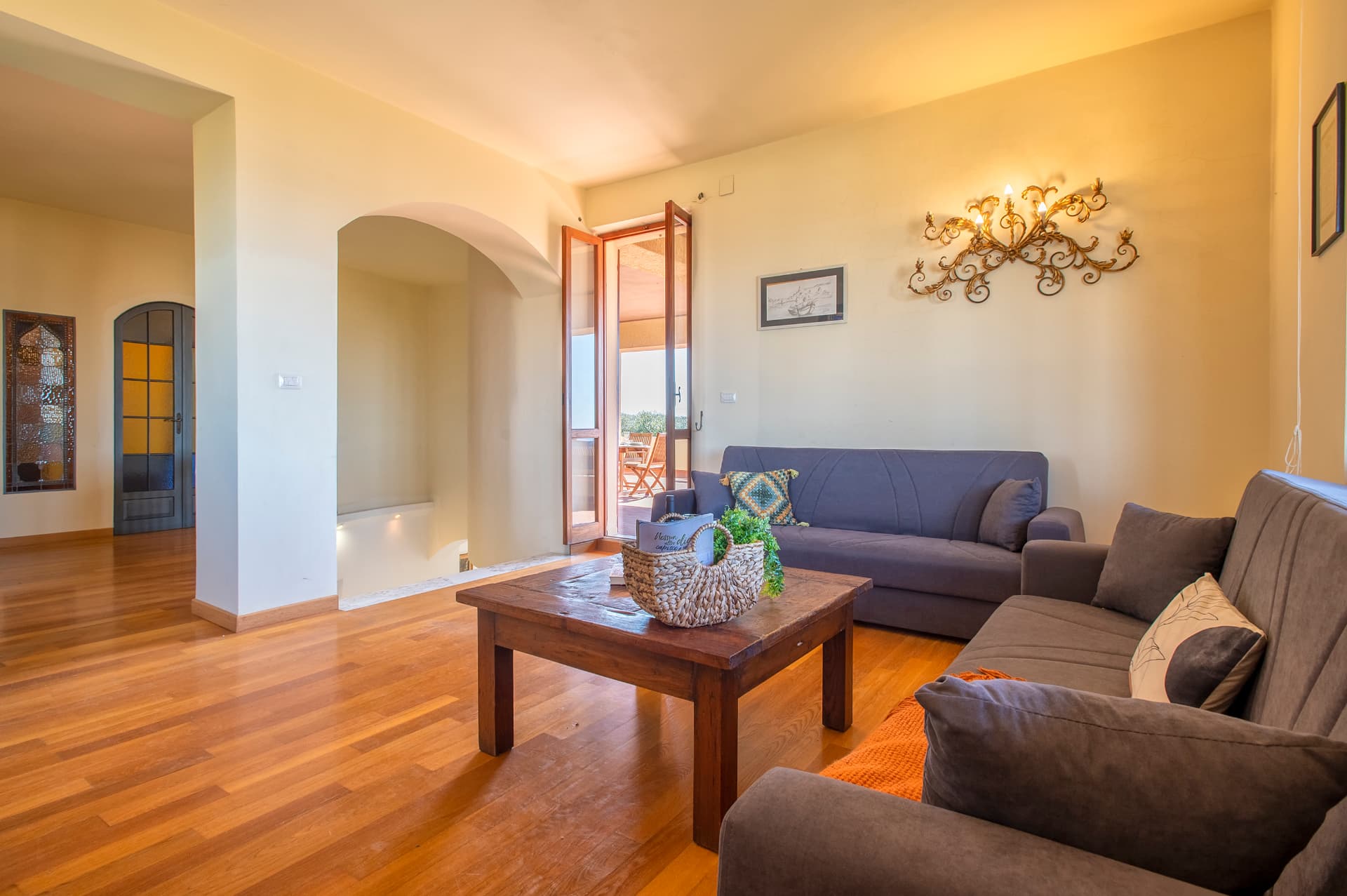 La seconda zona living di Villa Contessa con divani e arredi in legno