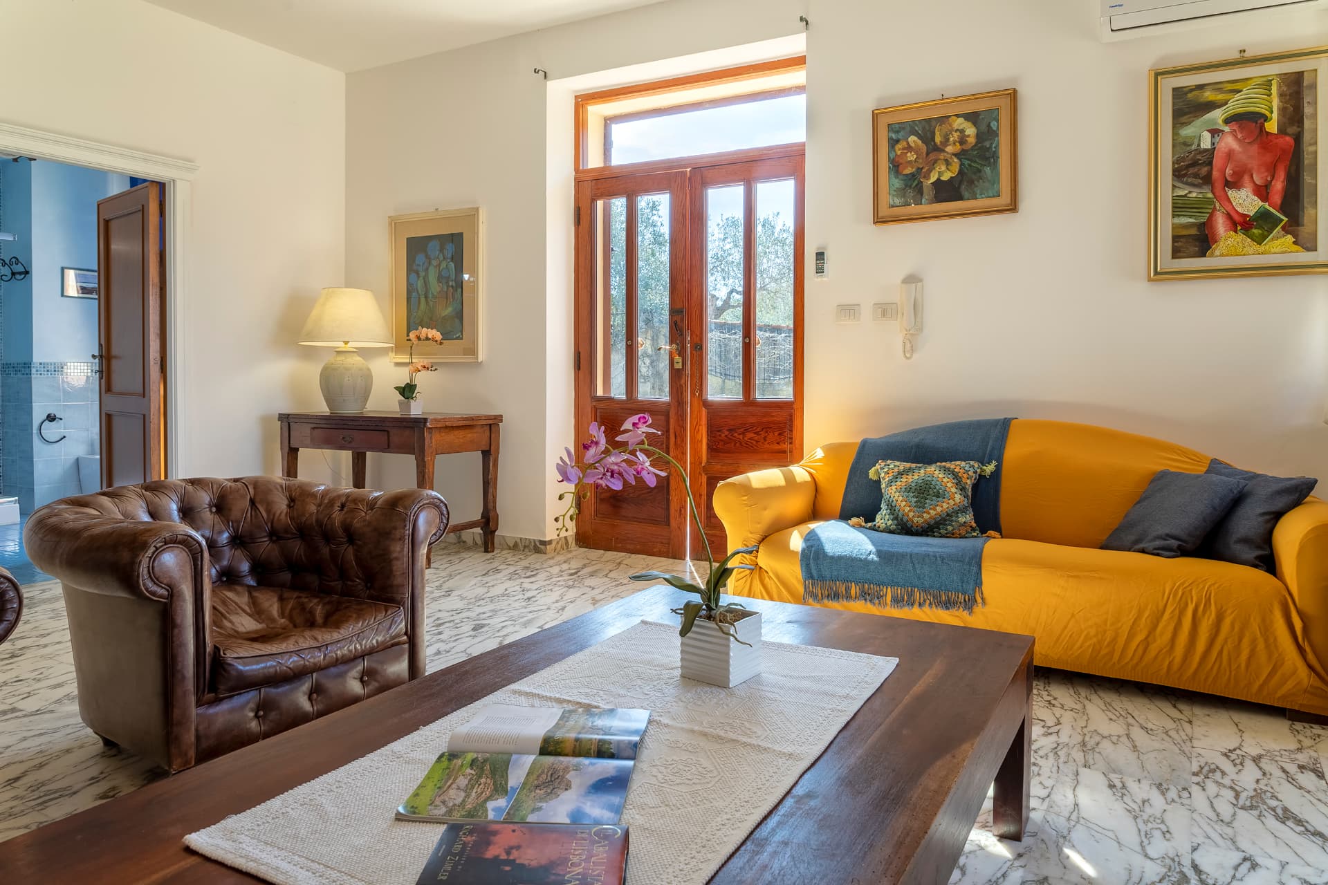 La zona conversazione luminosa di Villa Contessa