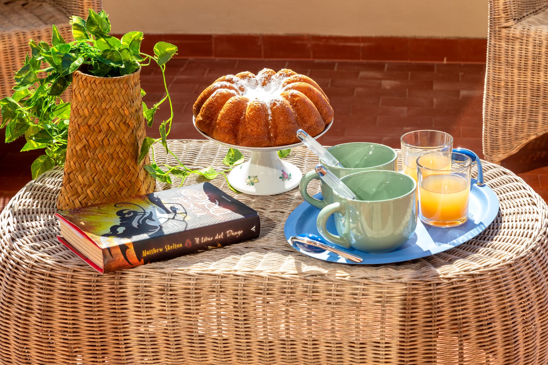 La colazione con dolce e bevande sulla terrazza della camera