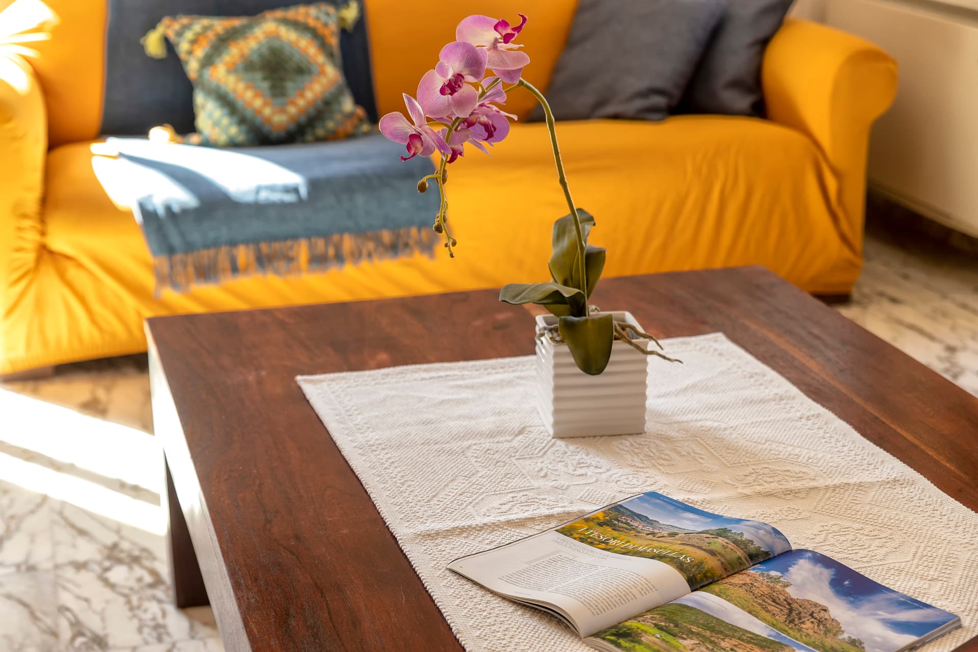 Orchidea e libri sul tavolo del soggiorno