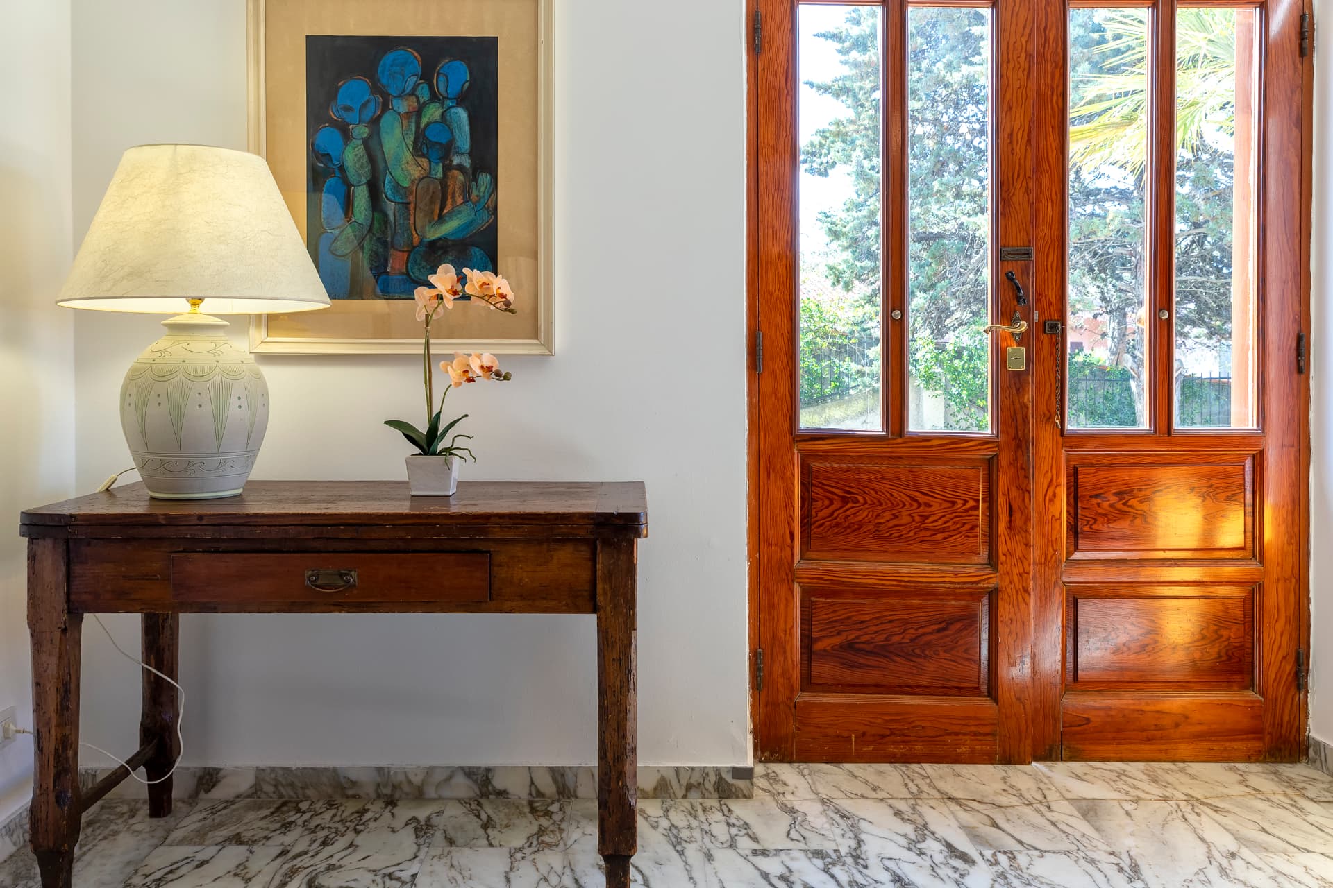 L’ingresso di Villa Contessa con consolle in legno e porta vetrata