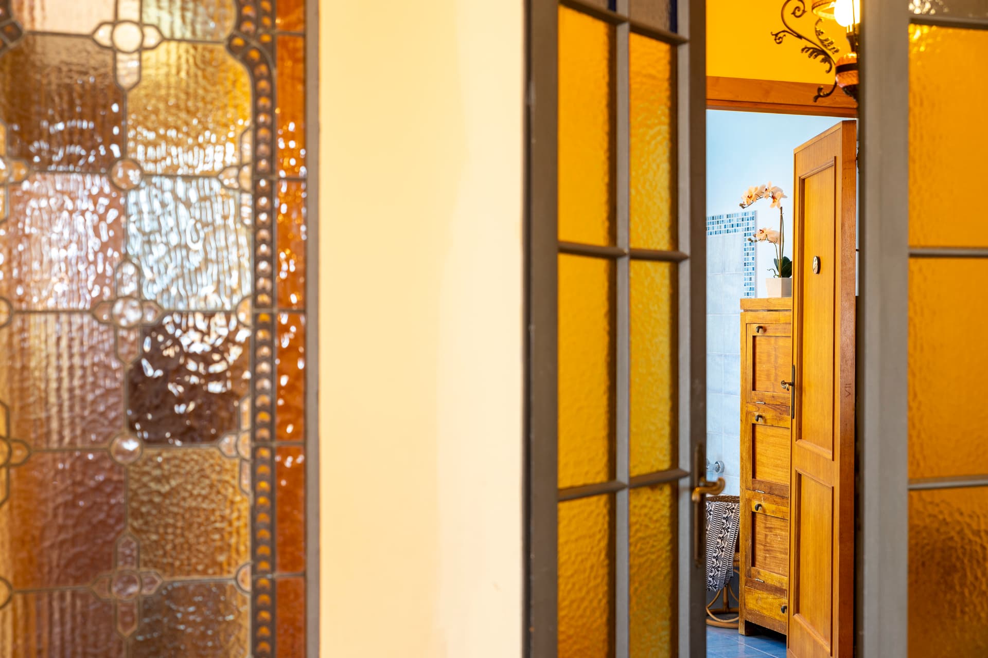 Le porte vetrate d’epoca che conducono al bagno