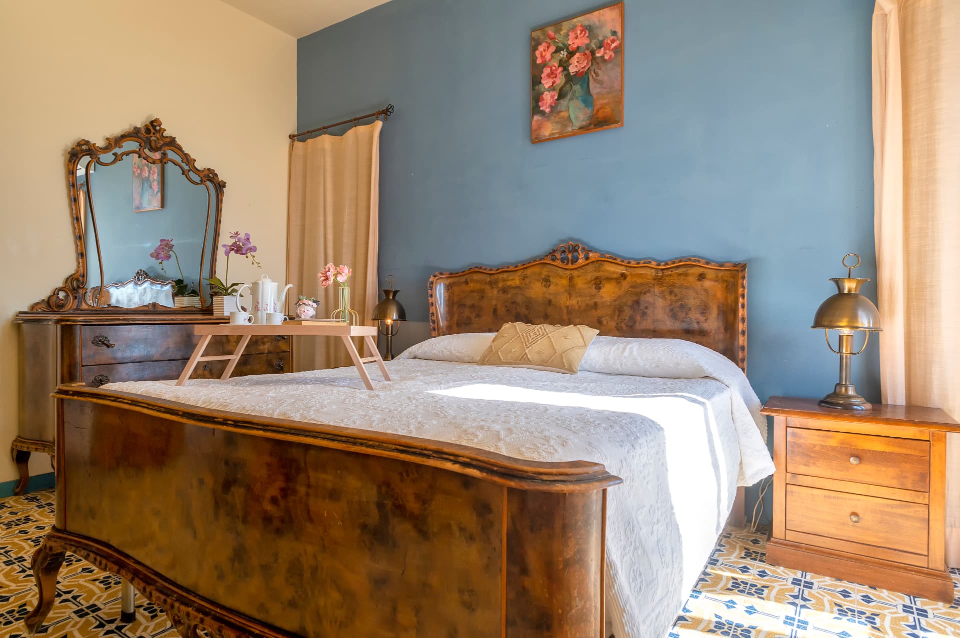 La camera matrimoniale con letto e specchiera d’epoca