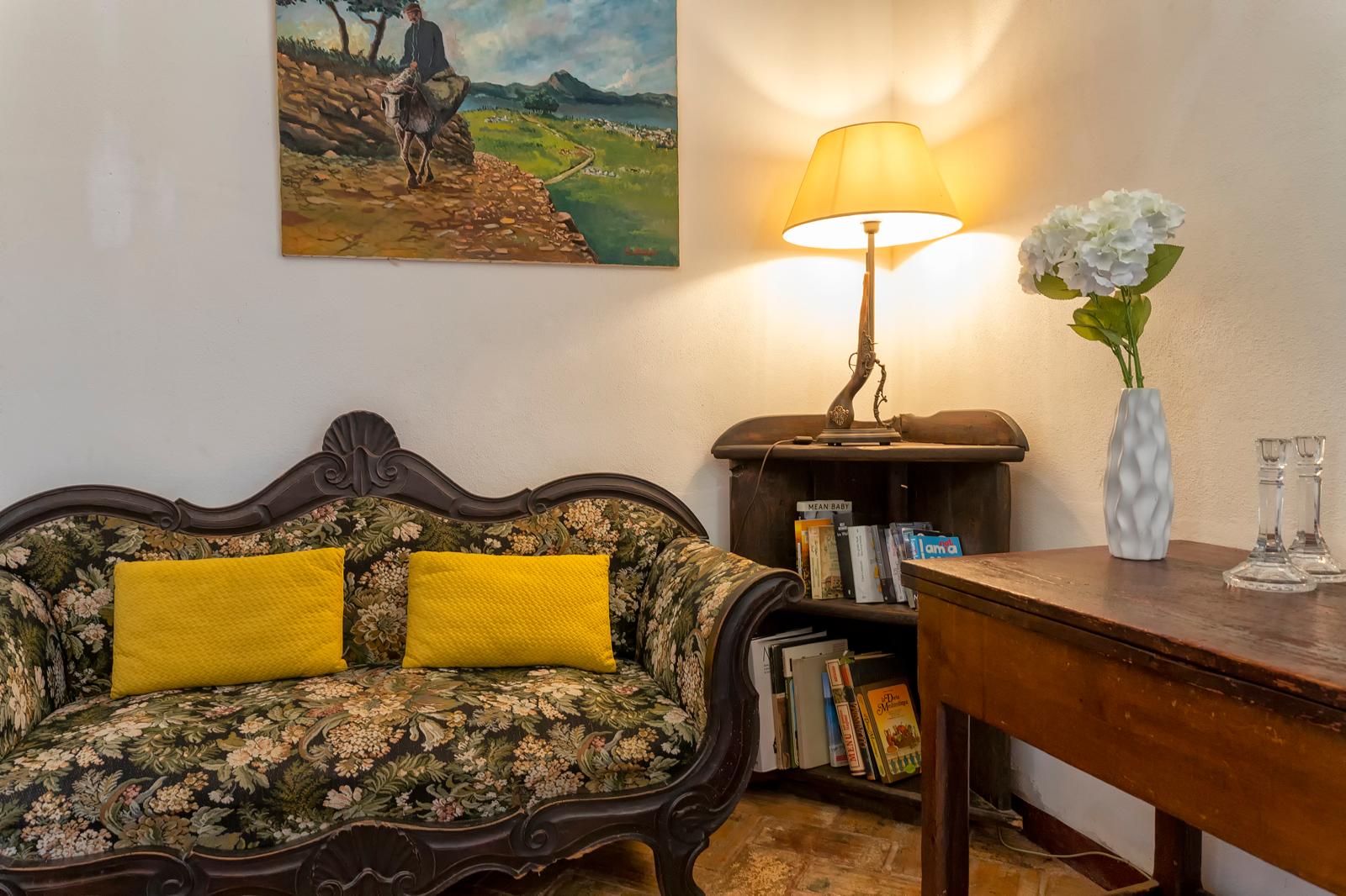 Un angolo di lettura nel soggiorno di Villa del Conte