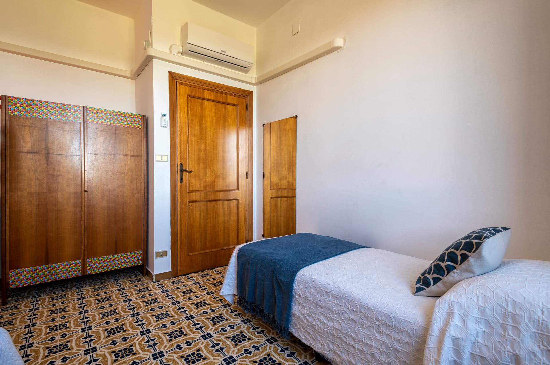 La camera climatizzata con letto singolo e armadio in legno
