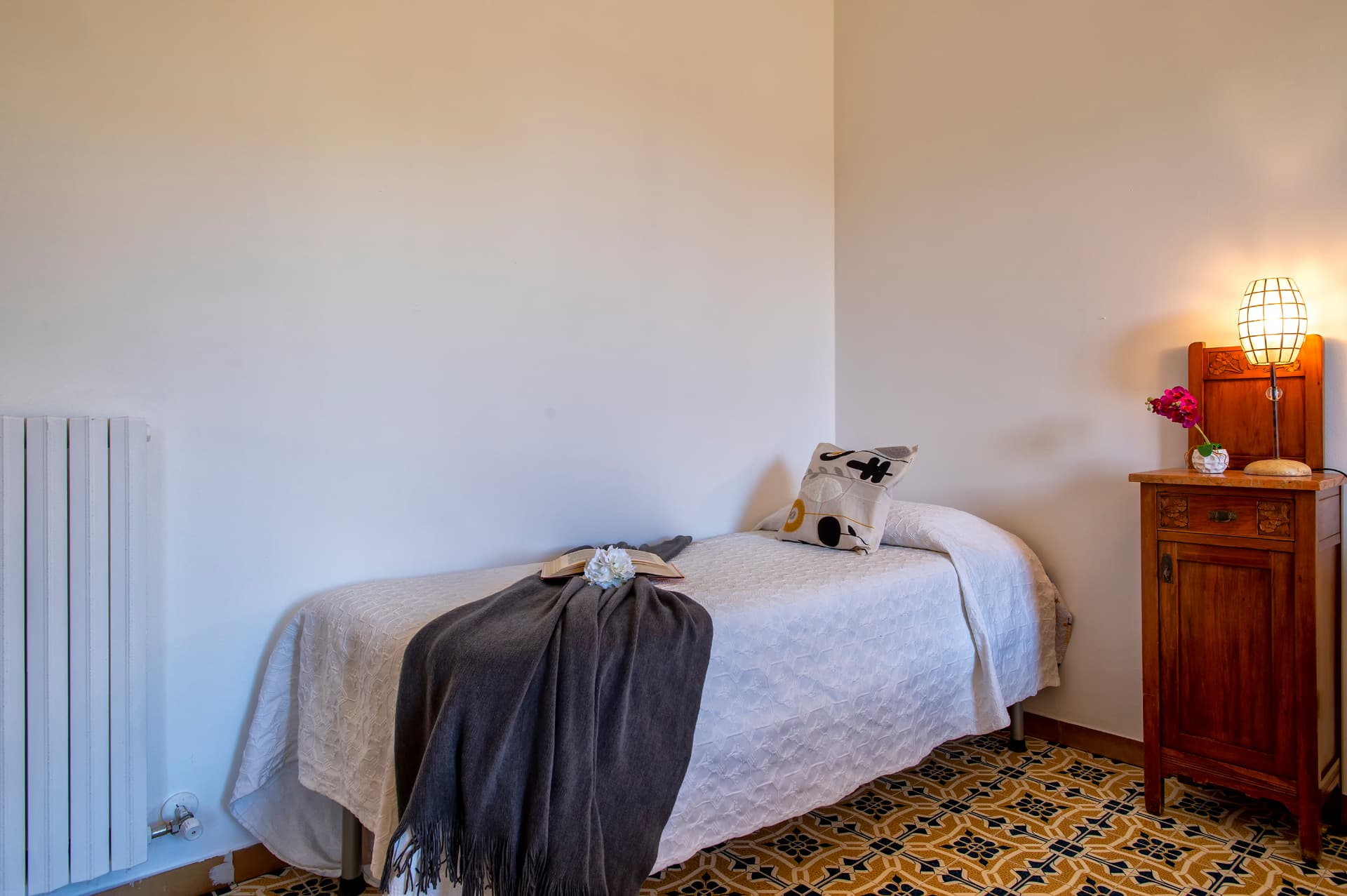 Il letto singolo nella spaziosa camera di Villa Contessa
