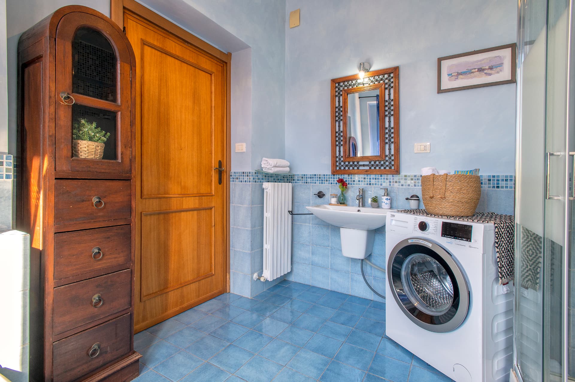 Il bagno azzurro di Villa Contessa con arredi in legno