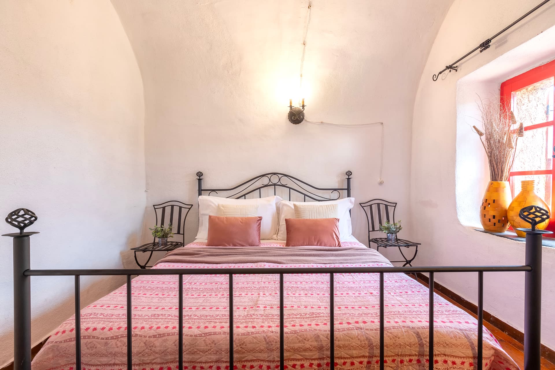 Camera matrimoniale con letto in ferro battuto