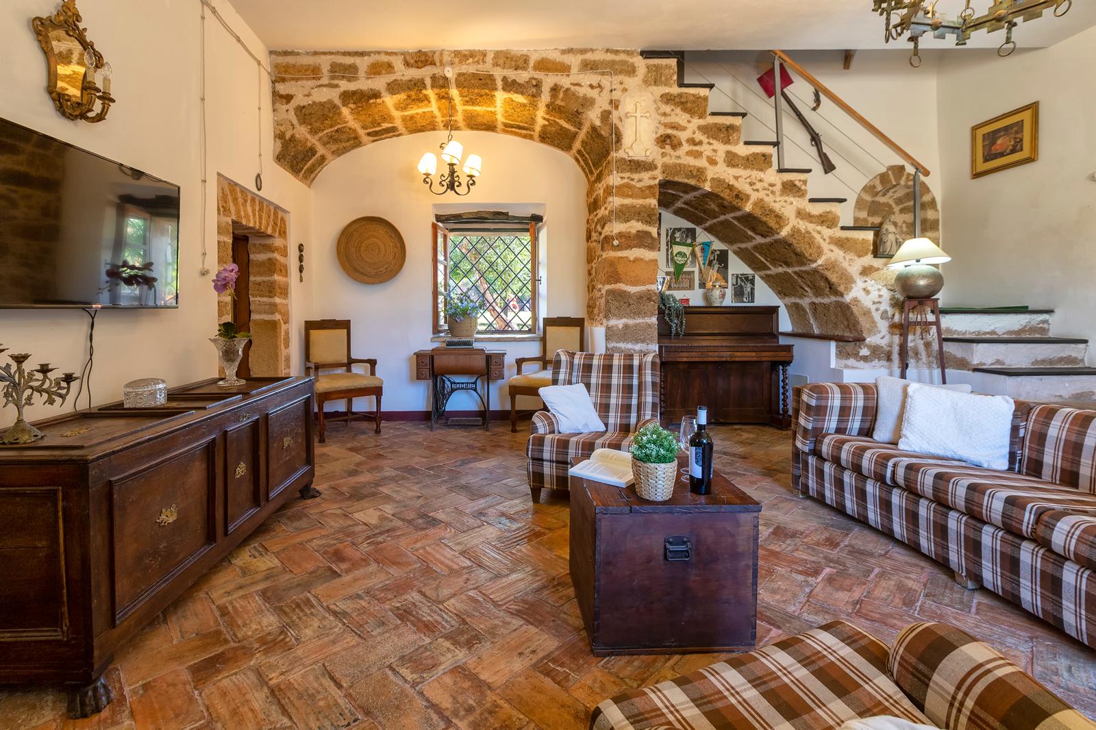 Il salone di Villa del Conte con arco in pietra e pianoforte