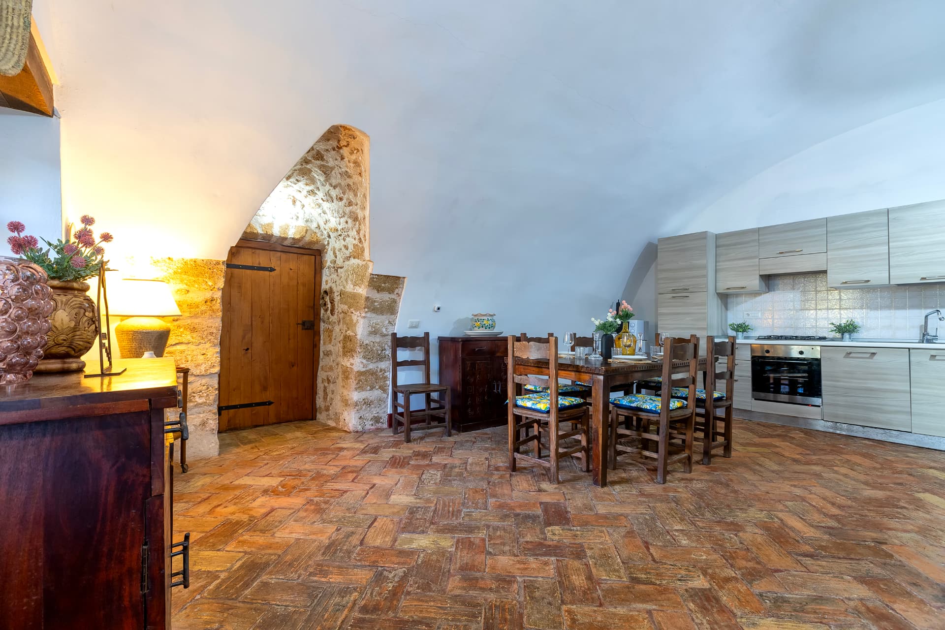 La cucina e la zona pranzo con pavimento in cotto