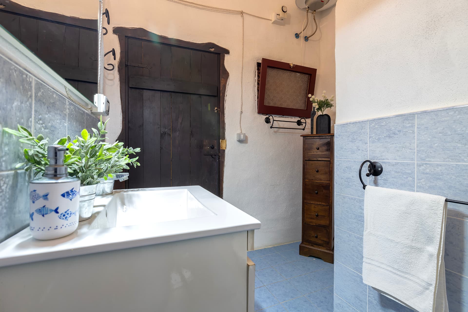 Dettaglio del lavabo e della porta antica