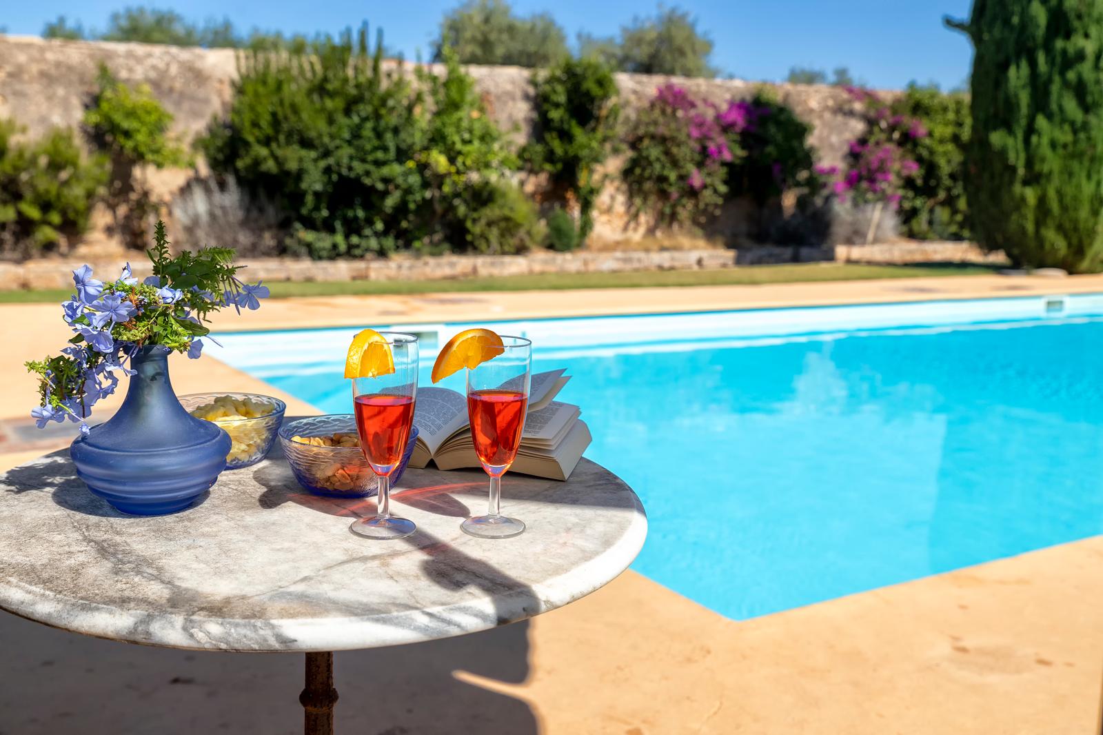 Aperitivo a bordo piscina a Villa del Conte