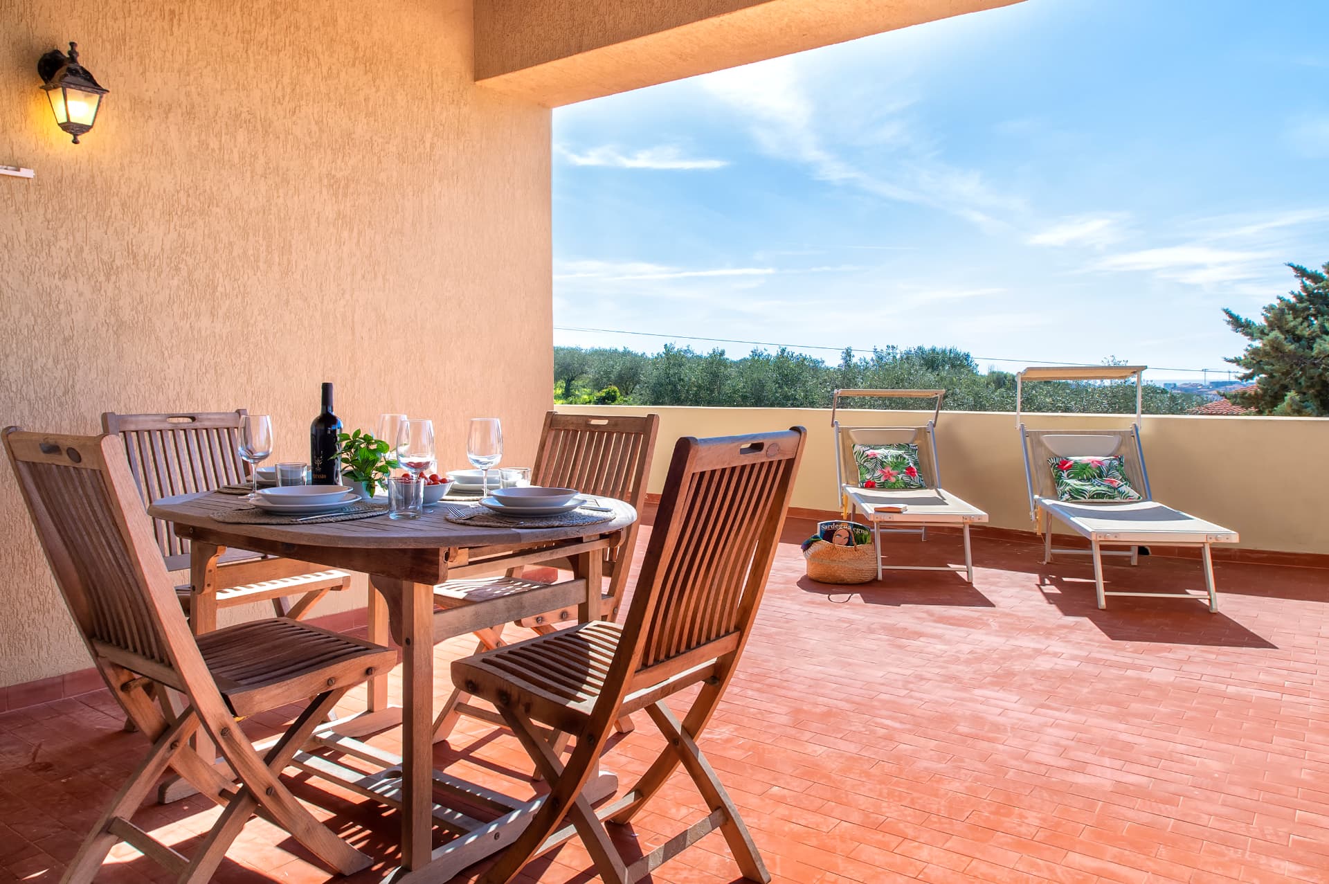 La zona pranzo e le sdraio sulla grande terrazza